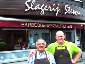 Willy met zijn zoon Steven voor de slagerswinkel in de Langestraat